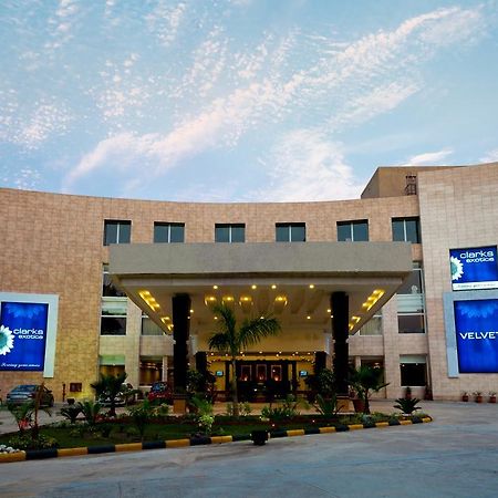Velvet Clarks Exotica Hotel Zirakpur Eksteriør billede