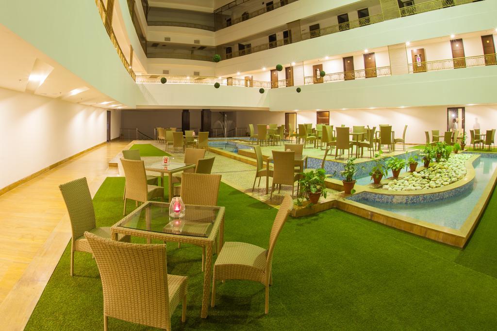 Velvet Clarks Exotica Hotel Zirakpur Eksteriør billede