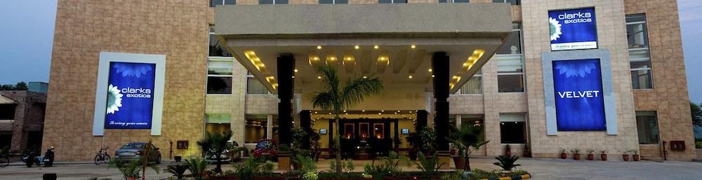 Velvet Clarks Exotica Hotel Zirakpur Eksteriør billede