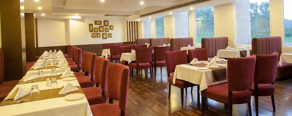 Velvet Clarks Exotica Hotel Zirakpur Eksteriør billede