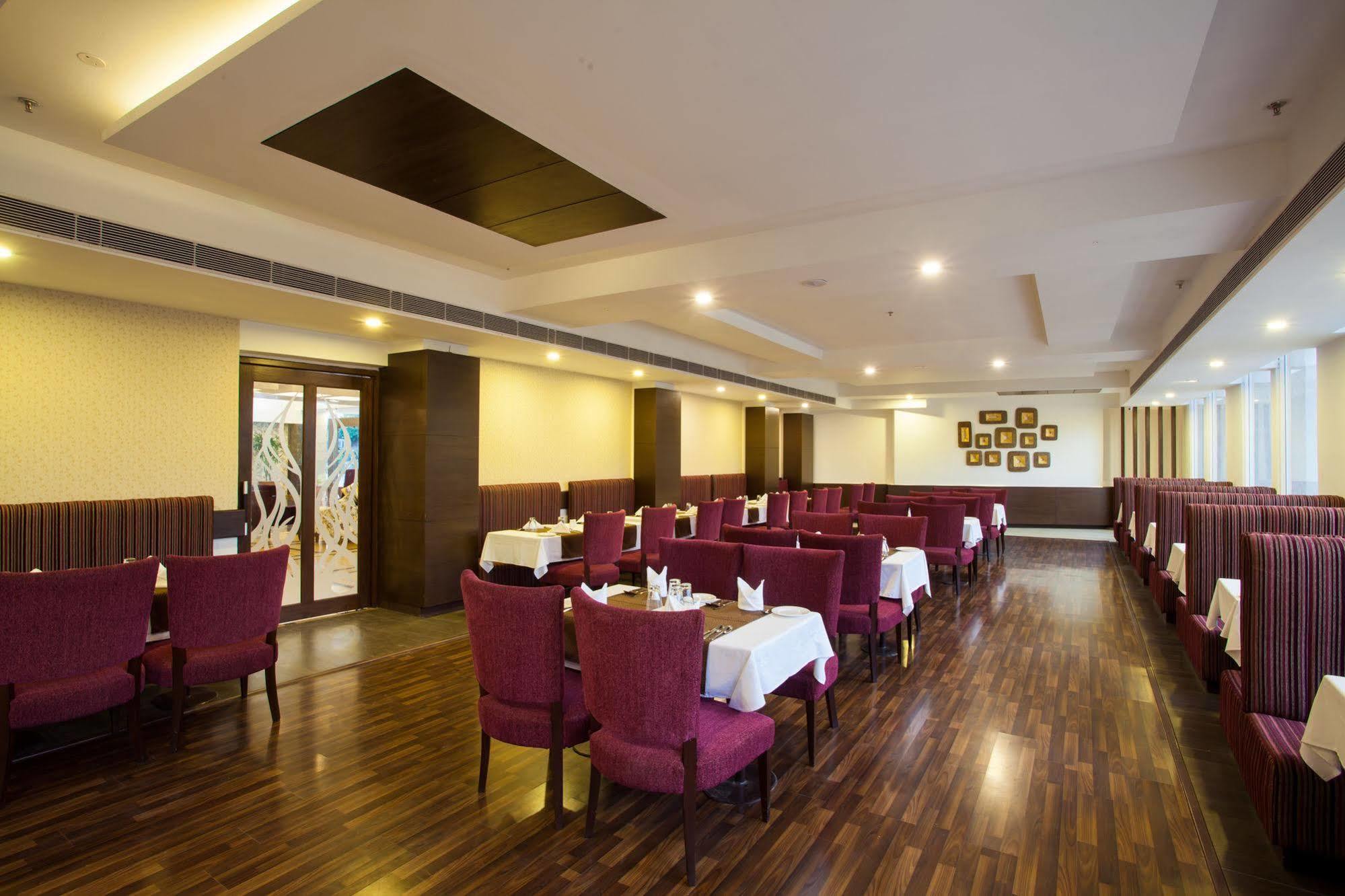 Velvet Clarks Exotica Hotel Zirakpur Eksteriør billede